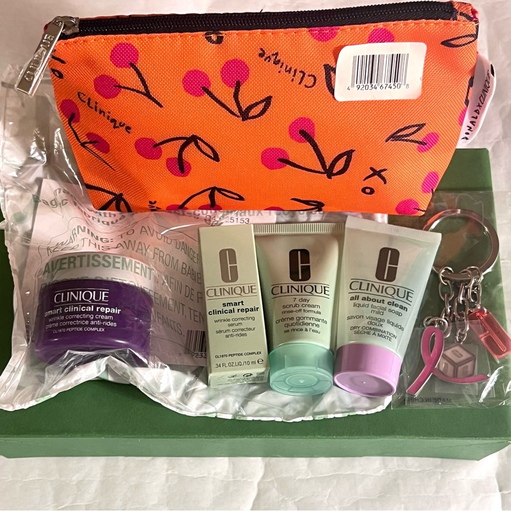 Clinique Skincare/Makeup Bag/Keychain Travel Gift Set
